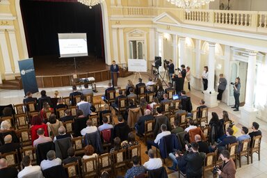 A mentorprogram résztvevői Potápi Árpád Jánost hallgatják (Fotó: MTI)