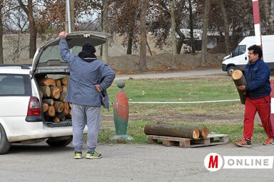 Alibegovac és Karagača peremvárosi települések lakói a közművesítés hiányára hívják fel a figyelmet. Fotónk egy korábbi, a Vöröskereszt által megszervezett akció során készült, amikor az ott élőknek tűzifát biztosítottak a fűtéshez