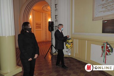Czegledi Rudolf elhelyezi az emlékezés virágait