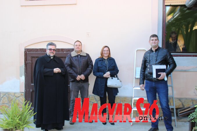 Ft. Szakály József és a helyi közösség képviselői a topolyai plébánián Ft. Szakály József és a helyi közösség képviselői a topolyai plébánián