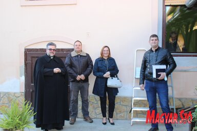 Ft. Szakály József és a helyi közösség képviselői a topolyai plébánián