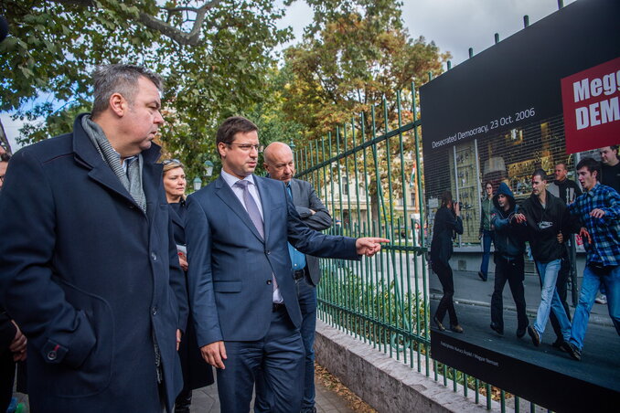 L. Simon László és Gulyás Gergely megtekintik a Meggyalázott demokrácia című kerítéskiállítást (Fotó: MTI)