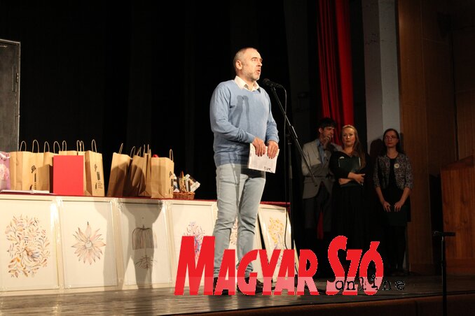 Balázs Áron, a zsűri tagja az előadásokat méltatja (Fotó: Kállai Göblös Nikoletta)