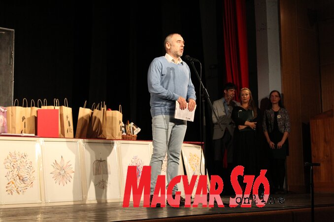 Balázs Áron, a zsűri tagja az előadásokat méltatja (Fotó: Kállai Göblös Nikoletta) Balázs Áron, a zsűri tagja az előadásokat méltatja (Fotó: Kállai Göblös Nikoletta)