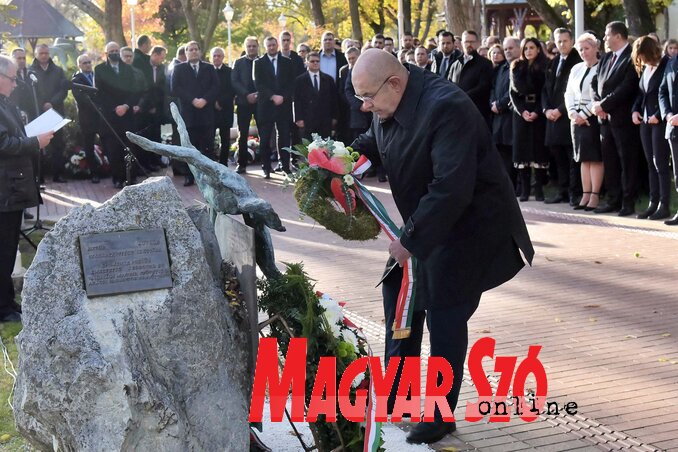 Pásztor István, a VMSZ elnöke elhelyezi az emlékezés virágait a 15 évvel ezelőtt felállított Szabadság madara emlékhelyen (Fotó: Gergely Árpád)