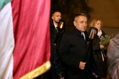 Bonyh�d, 2021. okt�ber 23.
Pot�pi �rp�d J�nos, a Minisztereln�ks�g nemzetpolitik��rt felel�s �llamtitk�ra (j) az 1956-os forradalom �s szabads�gharc 65. �vfordul�ja alkalm�b�l Bonyh�don tartott f�kly�s felvonul�son 2021. okt�ber 23-�n.
MTI/Kiss D�niel