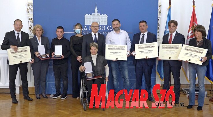 A díjazottak és az elismerésben részesített munkaszervezetek képviselői a polgármester társaságában a városházán megtartott fogadáson