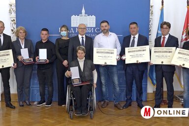 A díjazottak és az elismerésben részesített munkaszervezetek képviselői a polgármester társaságában a városházán megtartott fogadáson
