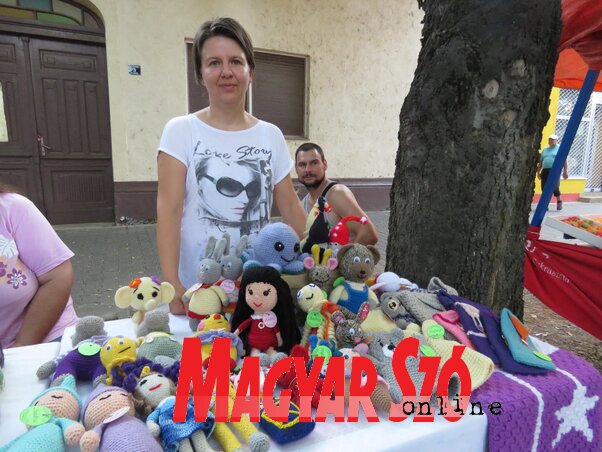 Agócs Andrea a portékáival kirakodóvásáron