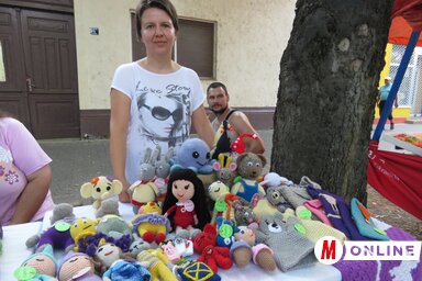 Agócs Andrea a portékáival kirakodóvásáron