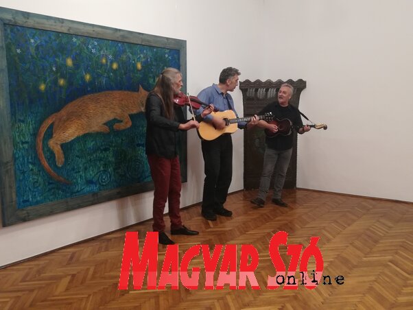 Miroslav Jovančić egyik saját festménye előtt zenél Zoran Dukićtyal és Bakos Árpáddal (Fotó: Lukács Melinda)