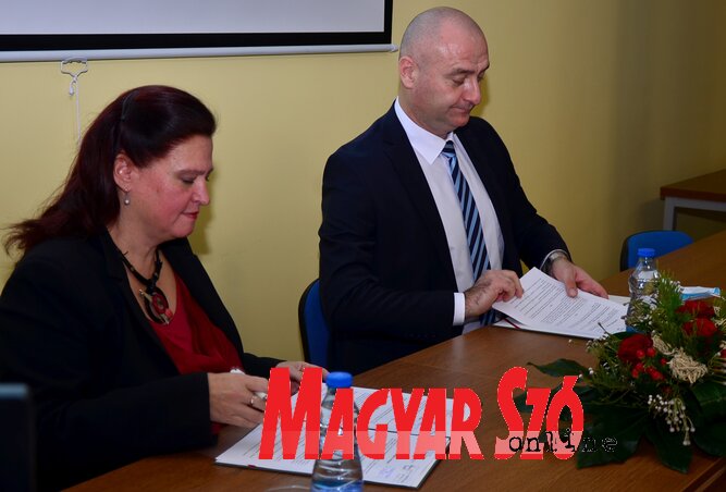 A megállapodási szerződést dr. Biljana Pajin dékán és dr. Nenad Ivanišević titkár látta el kézjegyével (Fotó: Dávid Csilla)