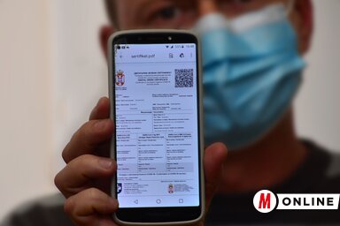 Ha a magánszemély este 10 óra után nem rendelkezik a védettségi igazolással a vendéglátóhelyek zárt helyiségeiben, 5 ezer dináros pénzbírsággal büntethető, a jogi személyek pedig akár több százezer dinárral is (Dávid Csilla illusztrációja)
