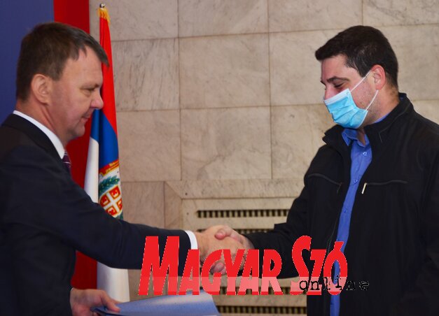 Pozsár Csaba, a kúlai iskola igazgatója átveszi a szerződést (Fotó: Dávid Csilla) Pozsár Csaba, a kúlai iskola igazgatója átveszi a szerződést (Fotó: Dávid Csilla)