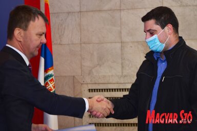 Pozsár Csaba, a kúlai iskola igazgatója átveszi a szerződést (Fotó: Dávid Csilla)