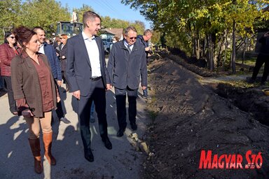 Pásztor Bálint, Horvát Tímea és Kern Imre megtekinti a munkálatokat (Fotó: Gergely Árpád felvétele)