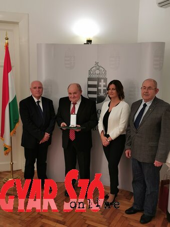 A díjátadón mgr. Hajnal Jenő, az MNT elnöke, Valka Károly, Kúla alpolgármestere, Csallóközi Eszter főkonzul és Pásztor István, a VMSZ elnöke (Fotó: Pesevszki Evelin felvétele) A díjátadón mgr. Hajnal Jenő, az MNT elnöke, Valka Károly, Kúla alpolgármestere, Csallóközi Eszter főkonzul és Pásztor István, a VMSZ elnöke (Fotó: Pesevszki Evelin felvétele)