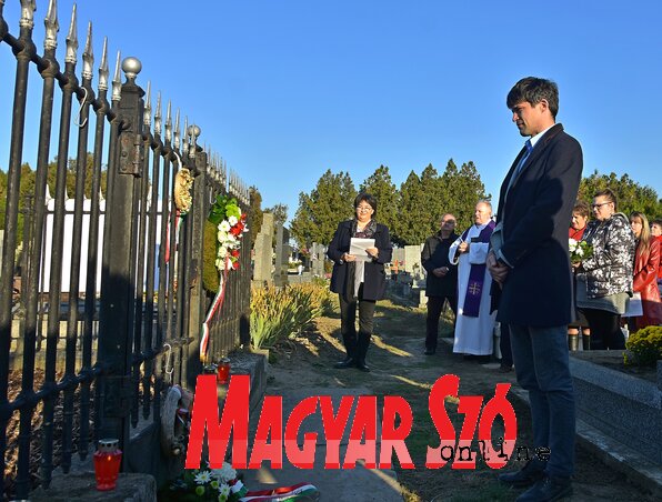 Sutus Áron koszorúz a VMMSZ nevében (Fotó: Gergely József felvétele) Sutus Áron koszorúz a VMMSZ nevében (Fotó: Gergely József felvétele)