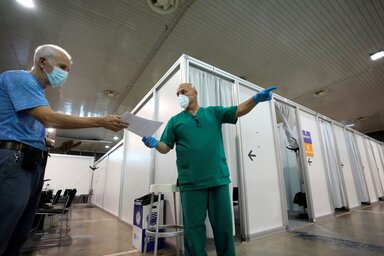 A vakcina felvétele iránt tegnap sem volt a szokásosnál nagyobb az érdeklődés a belgrádi vásárcsarnok oltópontján (Fotó: Beta)
