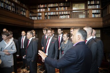 Budapest, 2021. okt�ber 30.
A Minisztereln�ki Sajt�iroda �ltal k�zreadott k�pen Orb�n Viktor korm�nyf� (j) fogadja a 2021. �vi EuroSkills verseny magyar �rmeseit �s felk�sz�t� tan�raikat a Karmelita kolostorban 2021. okt�ber 30-�n. Magyarorsz�g szeptembe