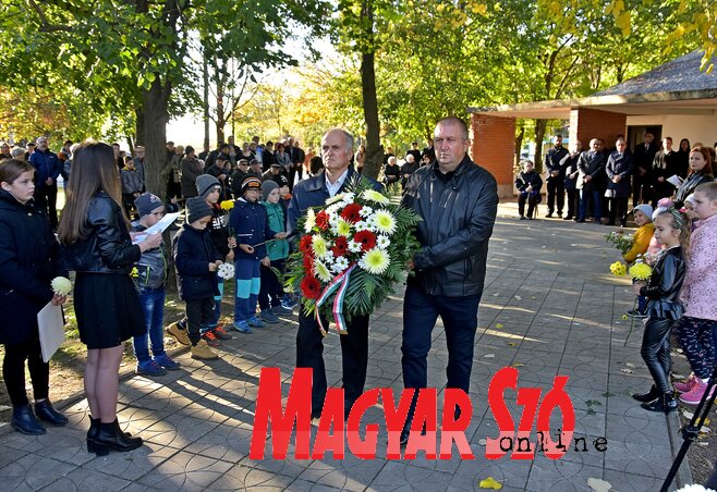 A falu nevében Vajda József és Borsos Csaba koszorúzott (Fotó: Gergely József)