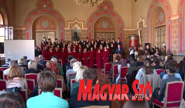 A Karlócai Gimnáziumban most 552 diák tanul, a tegnapi ünnepségen a gimnázium énekkara is fellépett (Fotó: Ótos András felvétele)