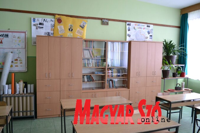 A tanterem új tárolószekrénye virágtartóval és mappatartóval
