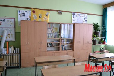 A tanterem új tárolószekrénye virágtartóval és mappatartóval