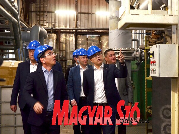 A látogatás során a polgármester megbizonyosodott arról, hogy a város távfűtése szavatolt, és hogy a rendszer stabilan működik (Fotó: Dávid Csilla felvétele) A látogatás során a polgármester megbizonyosodott arról, hogy a város távfűtése szavatolt, és hogy a rendszer stabilan működik (Fotó: Dávid Csilla felvétele)