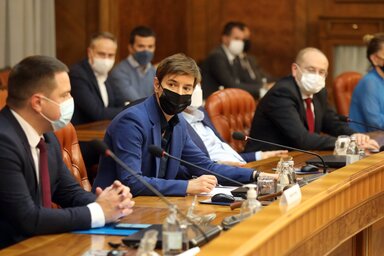 Branko Ružić miniszter és Ana Brnabić kormányfő a válságtörzs ülésén (Fotó: Beta)