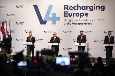 Budapest, 2021. november 4.
A Minisztereln�ki Sajt�iroda �ltal k�zreadott k�pen Mun Dzse In d�l-koreai �llamf� (b2), valamint Orb�n Viktor magyar (k), Andrej Babis cseh (b), Eduard Heger szlov�k (j2) �s Mateusz Morawiecki lengyel (j) korm�nyf� a V4-D�l-K