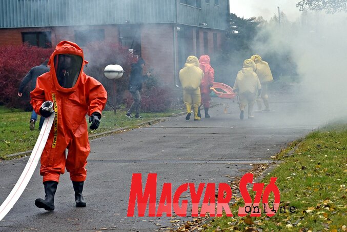 A klórt füstbombával szimulálták (Fotó: Gergely Árpád felvétele) A klórt füstbombával szimulálták (Fotó: Gergely Árpád felvétele)