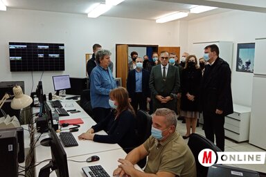 Miodrag Stojanović, a bajsai megfigyelőközpont felelős vezetője fogadja a vendégeket (Fotó. Kazinczy Diana felvétele)