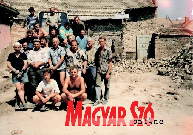 Bontási munkálatok kúlai önkéntesekkel a Népkör mai épületének helyén 1996-ban. Valka Károly az első sorban jobbról a harmadik (Fotó: A kúlai Népkör MMK archívuma)