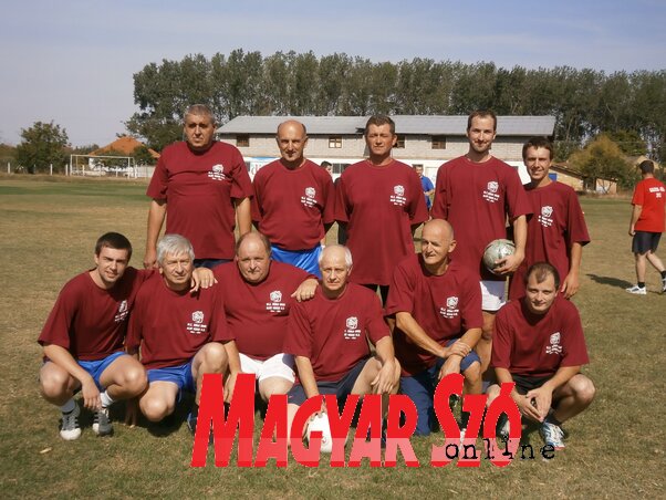 Az Alsóváros Helyi Közösség veterán labdarúgócsapata 2012-ben. Valka Károly az első sorban balról a harmadik (Fotó: A kúlai Népkör MMK archívuma)