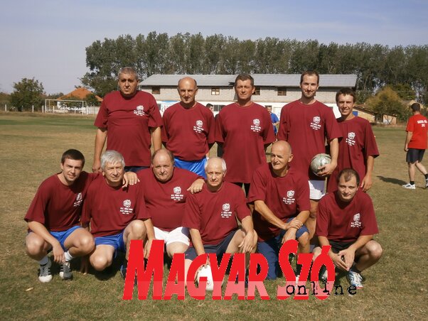 Az Alsóváros Helyi Közösség veterán labdarúgócsapata 2012-ben. Valka Károly az első sorban balról a harmadik (Fotó: A kúlai Népkör MMK archívuma) Az Alsóváros Helyi Közösség veterán labdarúgócsapata 2012-ben. Valka Károly az első sorban balról a harmadik (Fotó: A kúlai Népkör MMK archívuma)