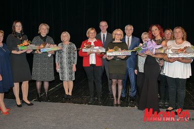 Az év pedagógusai az intézmények igazgatóival (Fotó: Puskás Károly)