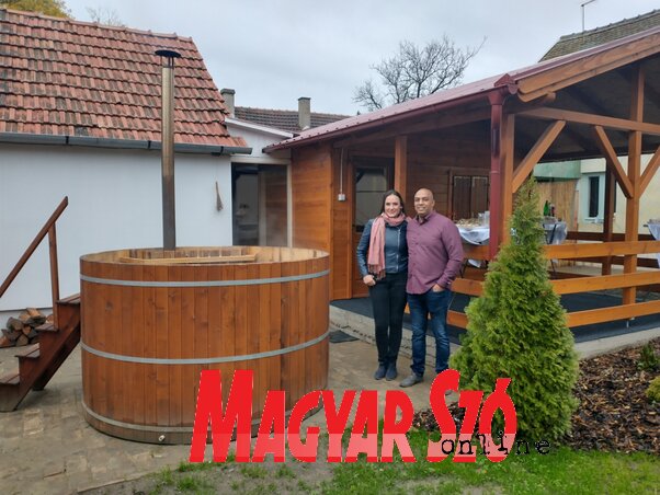 Mrkšić Hugyik Ella és férje közösen alakították ki a szaunaházat (Fotó: Csincsik Zsolt felvétele) Mrkšić Hugyik Ella és férje közösen alakították ki a szaunaházat (Fotó: Csincsik Zsolt felvétele)