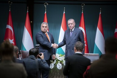 Ankara, 2021. november 11.
A Minisztereln�ki Sajt�iroda �ltal k�zreadott k�pen Orb�n Viktor korm�nyf� (b) �s Recep Tayyip Erdogan t�r�k eln�k kezet fog Ankar�ban tartott sajt�t�j�koztat�jukon 2021. november 11-�n. A minisztereln�k a Magyar-T�r�k Fels� Sz