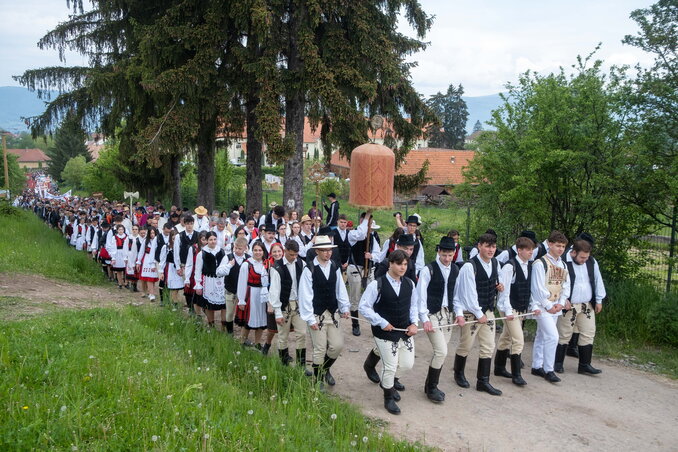 A labarumot és a kordont viszik a székely fiatalok (Fotó: MTI)