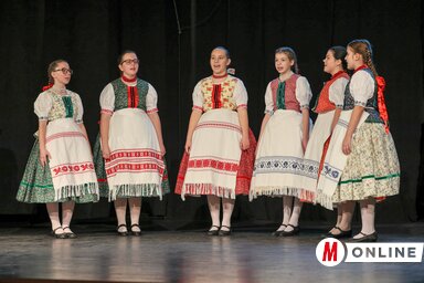 Felléptek az egyesület általános iskolás és ifjúsági csoportjai, úgy énekes, mint táncos összeállításban