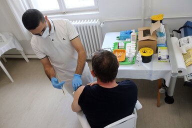 Miskolc, 2021. �prilis 24.
Mocz� Kriszti�n �pol� beolt egy f�rfit a Szputnyik V koronav�rus elleni vakcina m�sodik adagj�val a Borsod-Aba�j-Zempl�n Megyei K�zponti K�rh�z �s Egyetemi Oktat�k�rh�zban kialak�tott olt�ponton 2021. �prilis 24-�n.
MTI/Vajda 