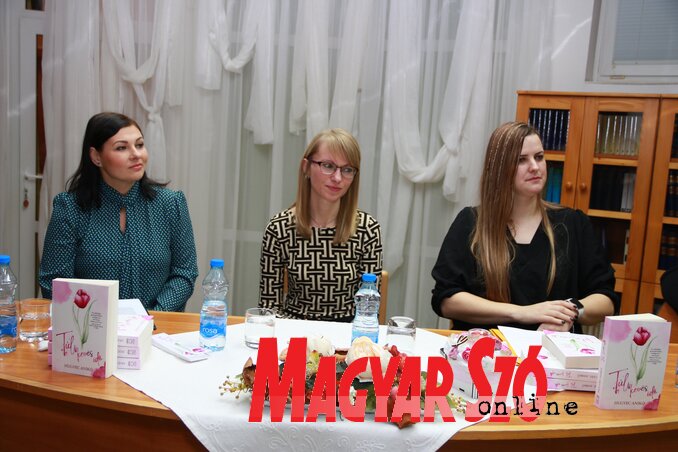 Erdélyi Tóth Edit, Hugyec Anikó és Ivanović Laura a könyvbemutatón Erdélyi Tóth Edit, Hugyec Anikó és Ivanović Laura a könyvbemutatón