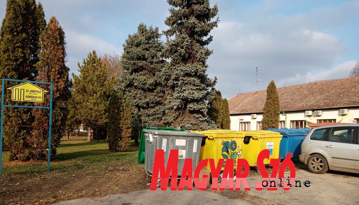 Kérik a lakosságot, hogy csak a célnak megfelelő szemetet dobják a színes kukákba, illetve ne mellette, a földön hagyják Kérik a lakosságot, hogy csak a célnak megfelelő szemetet dobják a színes kukákba, illetve ne mellette, a földön hagyják