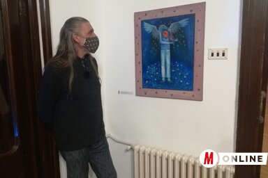 Miroslav Jovančić az Orpheus ihlette képnél (Fotó: Lukács Melinda)