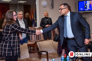 Kovács Emesének gratulál a felsőoktatási titkár (Fotó: Dávid Csilla)
