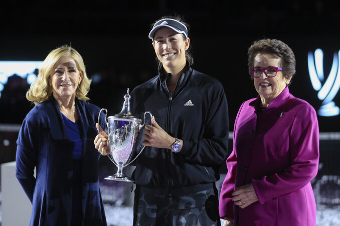 Garbiñe Muguruza Billie Jean King és Chris Evert társaságában, miután megnyerte a WTA-döntőt a mexikói Guadalajarában (Fotó: Beta/AP)