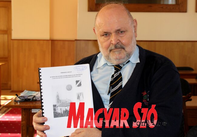 Táborosi László az új kiadvány kéziratával Táborosi László az új kiadvány kéziratával