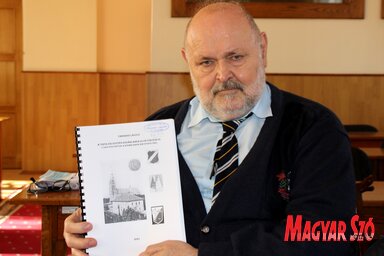 Táborosi László az új kiadvány kéziratával