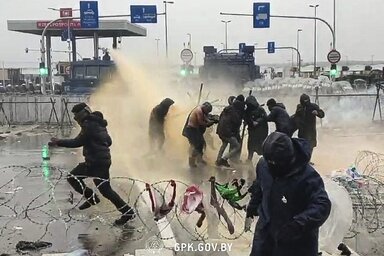 Vízágyukkal és könnygázzal oszlatták a tömeget (Fotó: SBCRB via AP/Beta)
